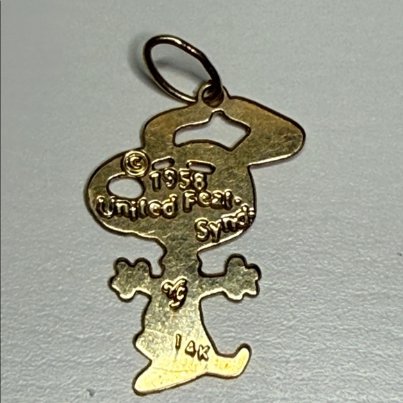 Rare 14K 1958 Gold snoopy Pendant charm ⭐️ rare find date peanuts 1950’s cartoon - Picture 2 of 12